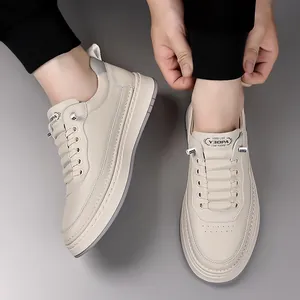 Sneakers da uomo in pelle bianco sporco con suola spessa e sistema di lacci rapidi