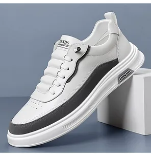 Dettaglio ravvicinato della tomaia bianca e grigia con logo TRENDS su scarpe casual traspiranti