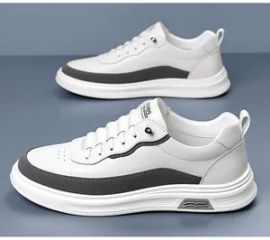 Dettaglio macro di sneaker bianche casual con inserti in pelle grigia e cuciture rifinite