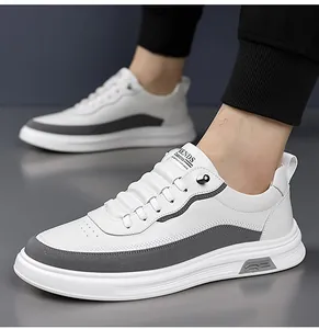 Dettaglio ravvicinato della pelle a contrasto bianca e grigia su queste sneakers da uomo