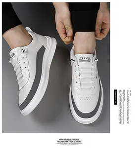 Vista dettagliata dall'alto di sneakers casual uomo bianco grigio con punta traforata traspirante