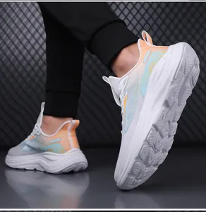 Detailansicht weißer Mesh-Sneaker mit leuchtend orange-blauen Gradientenstreifen für Herren