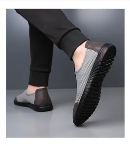 Macro-detail van flexibele wandelschoenen voor heren met zachte zool en ademend mesh