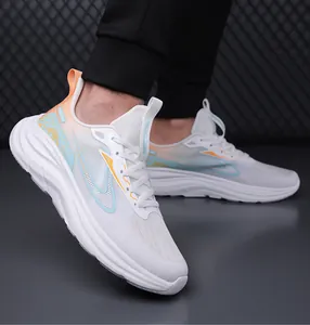 Nahaufnahme weißer, atmungsaktiver Mesh-Sneaker mit blau-orangen Farbverlaufsakzenten