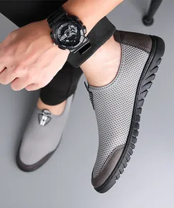 Detail van de ademende mesh-stof en antislipzool met golfpatroon op grijze instapschoenen