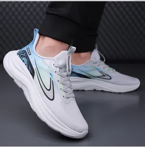 Makro-Detail des atmungsaktiven Mesh-Obermaterials und Farbverlaufs am Laufschuh