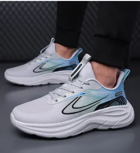 Makro-Detail von atmungsaktivem Mesh und Farbverlaufswellen auf weißen Laufschuhen