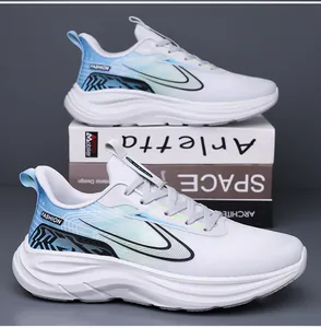 Detailansicht der weiß-blauen Mesh-Laufschuhe mit atmungsaktivem Stoff und EVA-Sohle