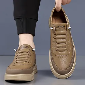 Sneakers casual marroni da uomo con trama litchi e suole spesse in gomma