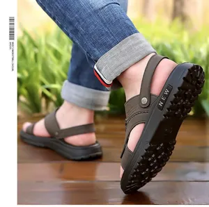 Detail van bruine leren sandalen met verstelbare bandjes en antislip rubberen zolen
