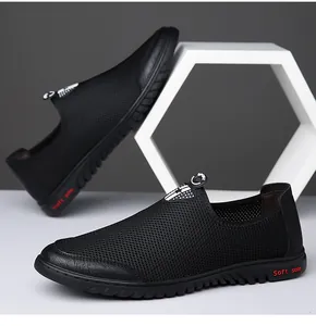 Detail van ademend zwart mesh-materiaal en zachte zool op comfortabele herenschoenen