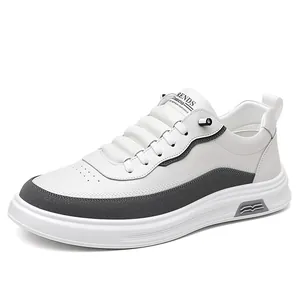 Sneakers casual bianche da uomo con inserti grigi, traspiranti in ecopelle e suola spessa