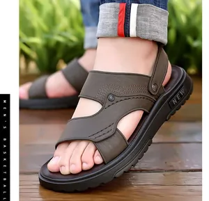 Detailopname van bruine leren sandalen met fijne stiksels en dikke zolen op houten vloer