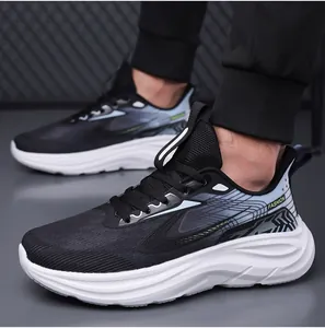 Nahaufnahme schwarzer Mesh-Laufschuhe mit weißen Sohlen und modischen Farbverlaufstreifen