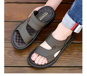 Detailopname van bruine runderleren sandalen met rubberen zool en metalen gespen