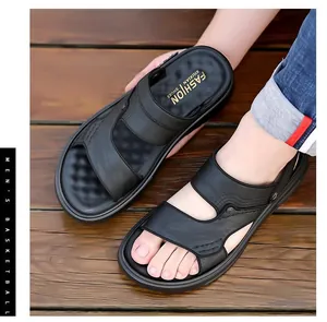 Detail van zwarte lederen sandalen met witte stiksels en getextureerd massagevoetbed