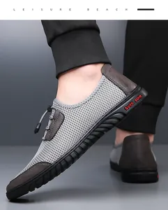 Nahaufnahme der atmungsaktiven Herren-Slipper aus grauem Mesh mit weicher Sohle