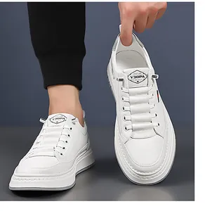 Détail macro de baskets blanches en cuir pour hommes avec rayures latérales et logo