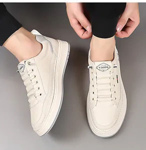 Détail de baskets en cuir blanc cassé avec lacets élastiques et rubans décoratifs sur le côté