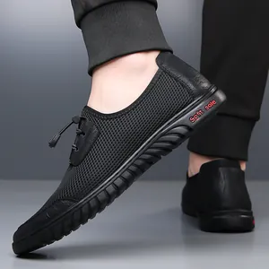 Atmungsaktive Herren Freizeitschuhe aus schwarzem Mesh mit Soft-Sohle und Schnürzug