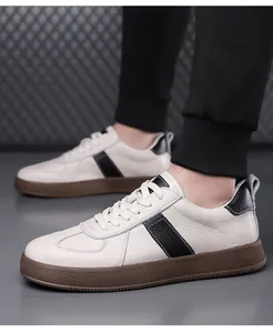 Detail von Herren-Sneakern aus weißem Leder mit schwarzen Streifen und Gummisohle