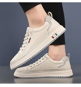 Vue détaillée des baskets en cuir beige avec bandes latérales et finition texturée