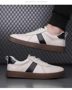 Detailansicht der Herren-Leder-Sneaker mit Lychee-Textur und rutschfester brauner Gummisohle