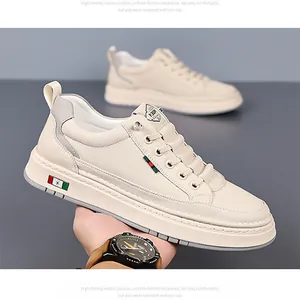 Détail d'une basket en cuir blanc avec bande latérale rouge et verte et semelle en gomme