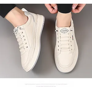 Détail de baskets blanches en cuir avec surpiqûres fines et éléments de ruban