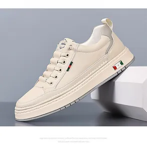 Détail de baskets en cuir crème avec rayures rouge et vert sur base géométrique