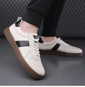 Details von Herren-Sneakern aus Leder mit Lychee-Narbung und Gummisohle