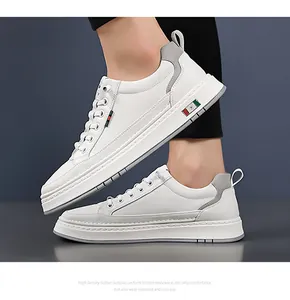 Détail de basket en cuir blanc avec sangle rayée classique et semelle en caoutchouc antidérapante