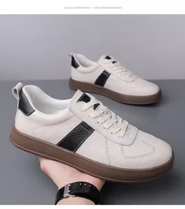 Detailaufnahme der Narbenleder-Oberfläche und der rutschfesten braunen Gummisohle am Schuh