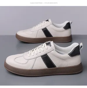Detailansicht der cremeweißen Leder-Sneaker mit rutschfester Gummisohle und schwarzen Akzenten