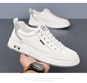 Détail d'une basket blanche en cuir avec bandes classiques et patch gris au talon