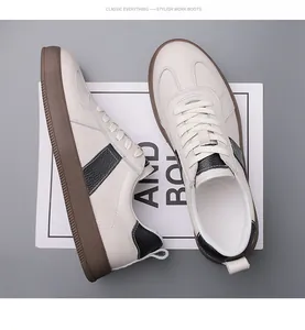 Detailansicht der cremefarbenen Lederschuhe mit schwarzen Akzenten und brauner Gummisohle