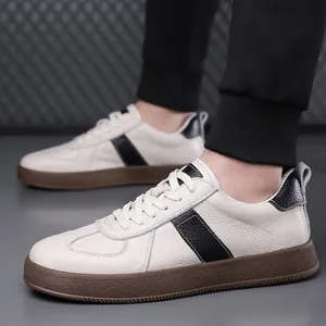 Klassische Herren-Sneaker aus weißem Leder mit schwarzen Streifen und brauner Gummisohle