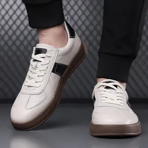 Herren Premium Leder Sneaker in Beige mit schwarzen Akzenten und Gummisohle