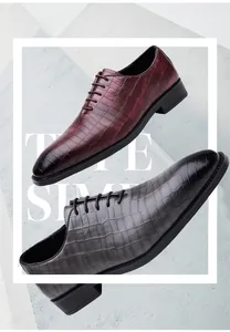 Dettaglio della trama in pelle a coccodrillo su scarpe eleganti da uomo