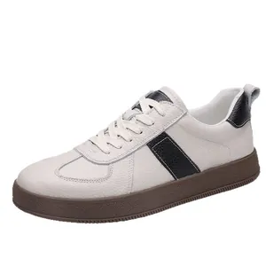 Klassische weiße Trainer aus genarbtem Leder mit brauner Gummisohle und schwarzen Streifen