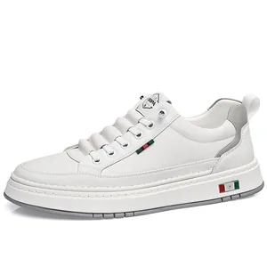 Baskets décontractées en cuir blanc pour homme avec rayures vert-rouge et accents gris