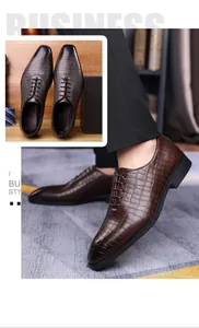 Dettaglio scarpa oxford marrone scuro con trama in pelle di coccodrillo goffrata e lacci