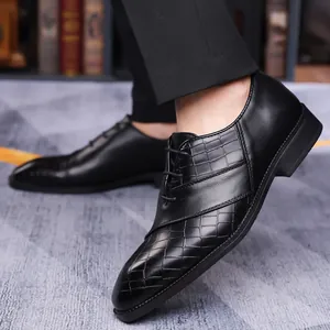 Men's black leather oxford shoes with crocodile texture pattern in professional business style