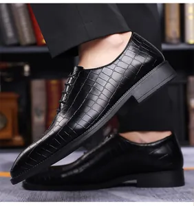 Dettaglio di scarpe Oxford nere con trama a coccodrillo da uomo in un ufficio professionale