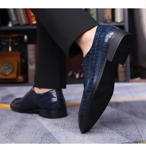 Dettaglio scarpa elegante blu con trama a coccodrillo e suola in gomma antiscivolo da uomo