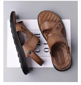 Detailopname van bruine heren sandalen met fijn stikwerk en zachte, antislip rubberen zool