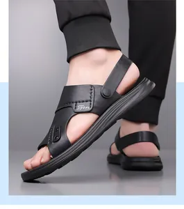 Detail van zwarte herensport sandalen met verstelbare hielband en antislip rubberen zool