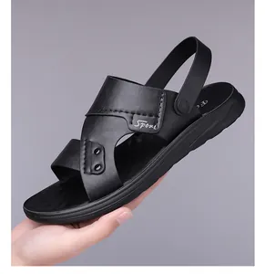 Detailweergave van de duurzame zwarte kunstlederen banden en antislip rubberen zool