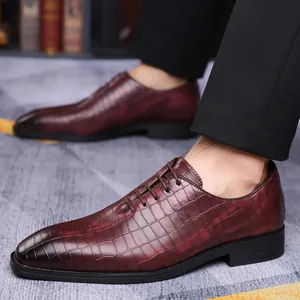Scarpe Oxford da uomo in pelle di coccodrillo bordeaux con elegante finitura sfumata
