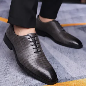 Scarpe stringate da uomo in pelle con trama a coccodrillo in grigio scuro elegante